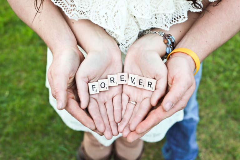 Erwachsenen- und Kinderhände mit der Aufschrift "Forever" (Quelle: Photo by Gabby Orcutt on Unsplash)