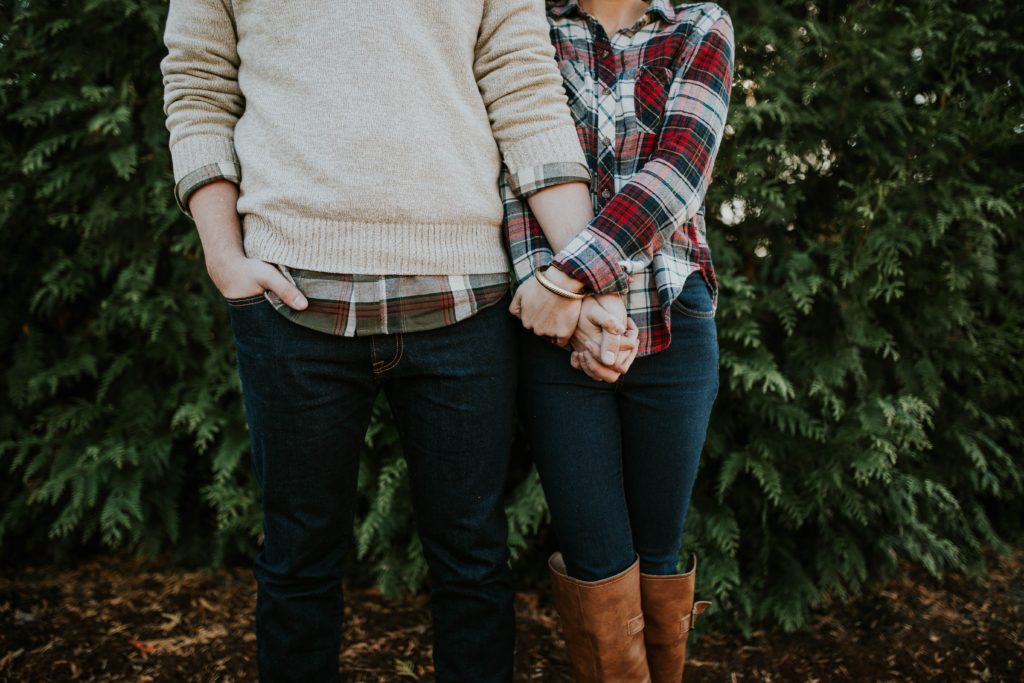 Mann und Frau halten sich an der Hand (Photo by Brooke Cagle on Unsplash)